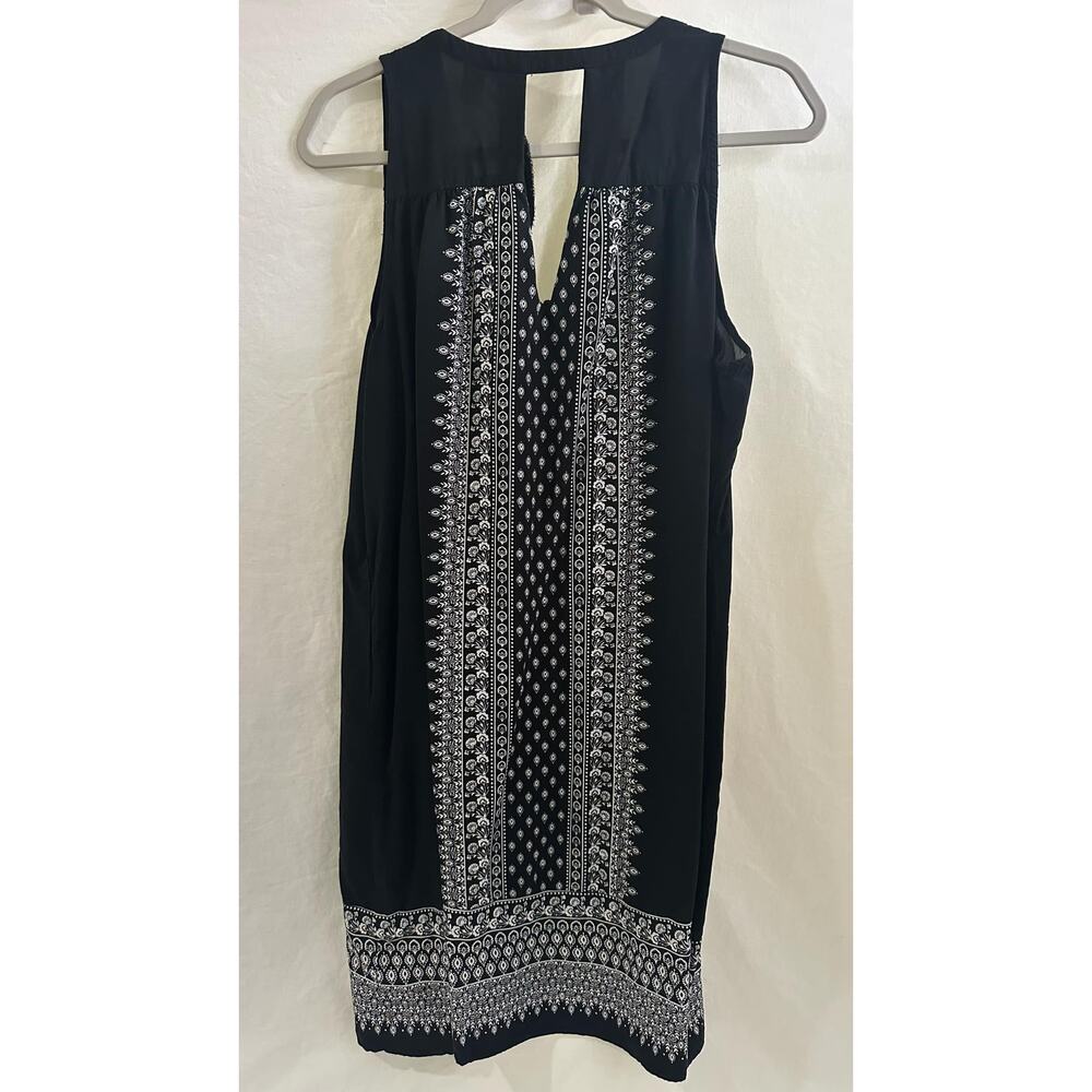 Old Navy XL Black and White Ornament Design V Neck Shift Dress - Picture 6 of 6